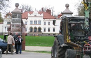 Jaunimo centro nariai su miškininku Juozu Davainiu (dešinėje). G.Kubilienės nuotr..