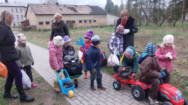 Talkininkauja ir patys mažiausi Panemunėlio universalaus daugiafunkcio centro bendruomenės nariai.