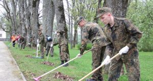 Dvaro prieigas tvarkė jaunieji šauliai. N.Byčkovskio nuotr.