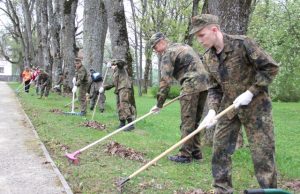 Dvaro prieigas tvarkė jaunieji šauliai. N.Byčkovskio nuotr.