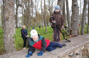 Dvaro parkui reikia žmogaus rankų Praėjusių metų dvaro parko talkos akimirka. N.Byčkovskio nuotr.