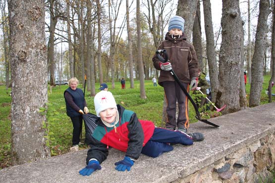 Praėjusių metų dvaro parko talkos akimirka. N.Byčkovskio nuotr.