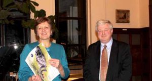 Krašto muziejaus direktorė N.Šniokienė ir rajono meras V.Kanopa dėkojo muziejaus rėmėjams už naujas idėjas ir pagalbą jas įgyvendinant. D.Zibolienės nuotr.