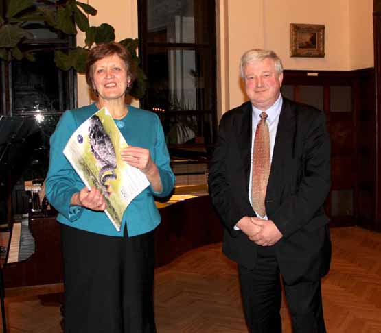 Krašto muziejaus direktorė N.Šniokienė ir rajono meras V.Kanopa dėkojo muziejaus rėmėjams už naujas idėjas ir pagalbą jas įgyvendinant. D.Zibolienės nuotr.