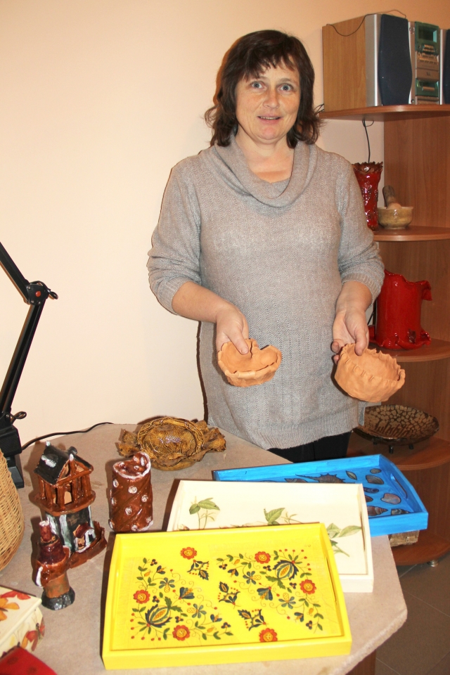 „Lango“ vadovė A.Tarozienė parodė klubo narių sukurtus paveikslus