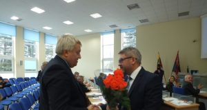 Mero Antano Vagonio puokštė jubiliejų švenčiančiam Irmantui Tarvydžiui (kairėje) – vos vienas  nuoširdus griausmingo posėdžio akcentas. A. Minkevičienės nuotr.