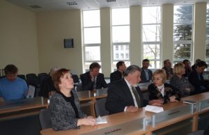 Tarybos nariai Antanas Slesariūnas (kairėje) ir Vytautas Šlikas apžiūrėjo savivaldybės dovanas: išorinius kietuosius diskus