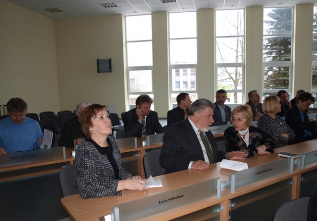 Tarybos nariai Antanas Slesariūnas (kairėje) ir Vytautas Šlikas apžiūrėjo savivaldybės dovanas: išorinius kietuosius diskus