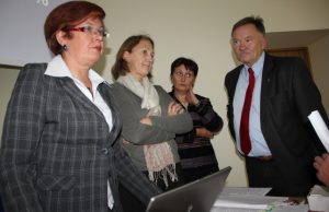 Posėdžio pertraukoje savivaldybės Kanceliarijos skyriaus vedėja Genovaitė Gavėnienė (iš kairės)