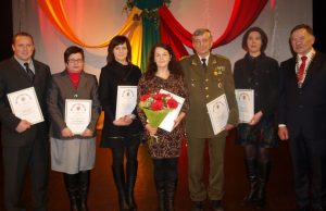 Iškilmingame rajono tarybos posėdyje – apie meilę savajam kraštui Rajono meras Vytautas Vilys (iš dešinės) padėkos raštais apdovanojo Juodupės gimnazijos direktorę Dianą Guzienę