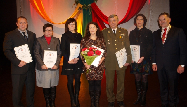 Rajono meras Vytautas Vilys (iš dešinės) padėkos raštais apdovanojo Juodupės gimnazijos direktorę Dianą Guzienę Rajono meras Vytautas Vilys (iš dešinės) padėkos raštais apdovanojo Juodupės gimnazijos direktorę Dianą Guzienę