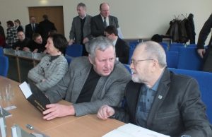 Atverti įtartiną dovanų paketą pirmasis išdrįso Kazimieras Krisiūnas. A. Minkevičienės nuotr.