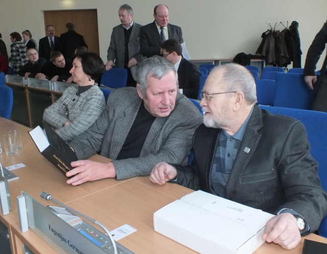 Atverti įtartiną dovanų paketą pirmasis išdrįso Kazimieras Krisiūnas. A. Minkevičienės nuotr.