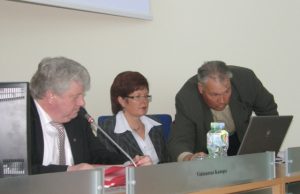 Savivaldybės Informatikos tarnybos vadovui Kęstučiui Ziboliui (dešinėje) nepavyko atgaivinti elektroninės balsavimo sistemos. L.Dūdaitės nuotr.