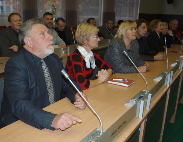 Mero akibrokšto šokiruoti septyni opozicinių partijų nariai trenkė posėdių salės durimis. A.Minkevičienės nuotr.