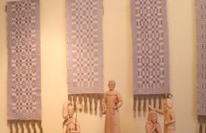 Dvare – gausi tautodailininkų kūrybos paroda Genovaitės Šimėnienės keturnyčiai rankšluosčiai ir Juozo Čepulio drožiniai. Rokiškio krašto muziejaus archyvo nuotr.