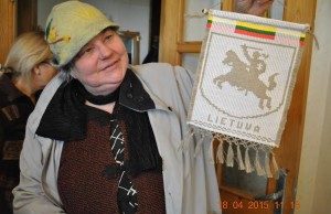 Viešnia Benita Šmite džiau­giasi dovanėle. R. Sarajevienės nuotr.