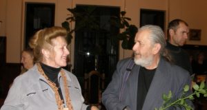 Genovaitė Šimėnienė šypsojosi: kolegos ir draugai išrinko ją Metų tautodailininke.  Šalia Vidmantas Zakarka. Autorės nuotr.