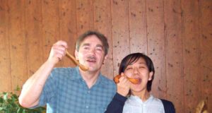 Rokiškėnas tautodailininkas D.Stočkus ir viešnia iš Japonijos nestigo geros nuotaikos. R.Sarajevienės nuotr.