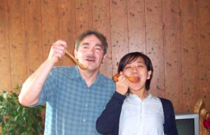 Džiugina ir vietinis, ir tarptautinis dėmesys Rokiškėnas tautodailininkas D.Stočkus ir viešnia iš Japonijos nestigo geros nuotaikos. R.Sarajevienės nuotr.