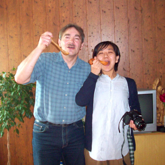 Rokiškėnas tautodailininkas D.Stočkus ir viešnia iš Japonijos nestigo geros nuotaikos. R.Sarajevienės nuotr. Rokiškėnas tautodailininkas D.Stočkus ir viešnia iš Japonijos nestigo geros nuotaikos. R.Sarajevienės nuotr.