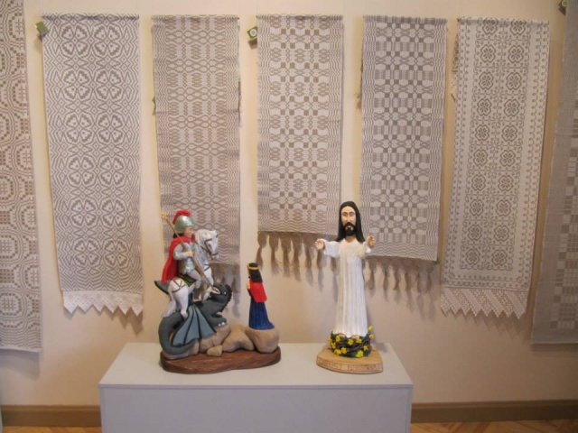 Rokiškio krašto muziejuje eksponuojami tautodailininkų kūriniai.