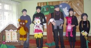 Lėlių teatro „Padaužiukai“ jaunieji aktoriai su spektaklio “Mikė Pūkuotukas“ veikėjais. N.Ivanovos nuotr.