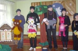 Lėlių teatro „Padaužiukai“ jaunieji aktoriai su spektaklio “Mikė Pūkuotukas“ veikėjais. N.Ivanovos nuotr.