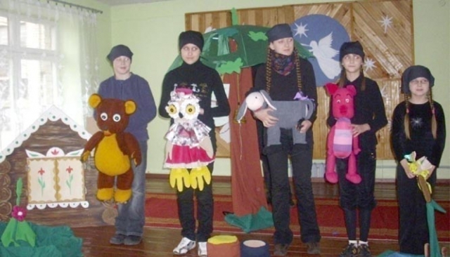 Lėlių teatro „Padaužiukai“ jaunieji aktoriai su spektaklio “Mikė Pūkuotukas“ veikėjais. N.Ivanovos nuotr.