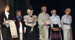 Po spektaklio padėką festivalio organizatoriai įteikė aktoriui Mindaugui Capui (trečias iš dešinės)