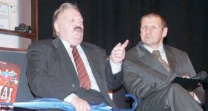 Teatro 45-asis gimtadienis. Jonas Kavoliūnas (kairėje) ir Jonas Buziliauskas dalijasi prisiminimais. D.Zibolienės nuotr.