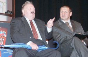 Teatro 45-asis gimtadienis. Jonas Kavoliūnas (kairėje) ir Jonas Buziliauskas dalijasi prisiminimais. D.Zibolienės nuotr.