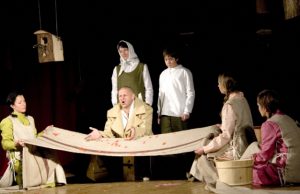 Scena iš  spektaklio „Strazdas“. Rokiškio liaudies teatro archyvo nuotr.