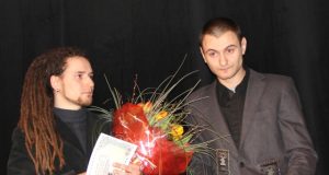 Prizus perspektyviausiems aktoriams už kolegas atsiėmė Vilniaus „Lėlės“ teatro meno vadovas V.Juškėnas (kairėje)