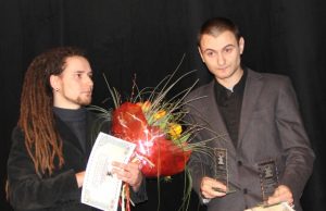 Prizus perspektyviausiems aktoriams už kolegas atsiėmė Vilniaus „Lėlės“ teatro meno vadovas V.Juškėnas (kairėje)