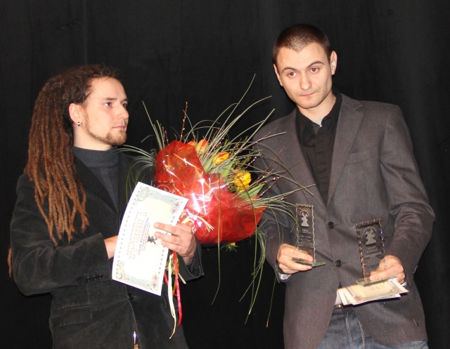 Prizus perspektyviausiems aktoriams už kolegas atsiėmė Vilniaus „Lėlės“ teatro meno vadovas V.Juškėnas (kairėje)