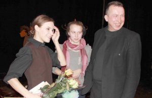 Aktorę M.Korenkaitę (kairėje) po spektaklio pasveikino jos giminaitis A.Augutis su dukra Debora. D.Zibolienės nuotr.