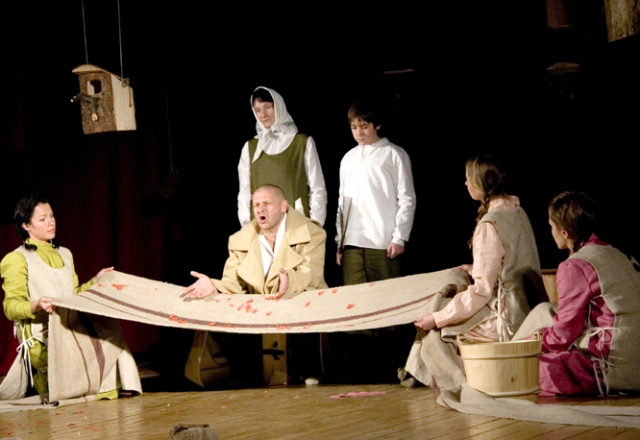 Scena iš  spektaklio „Strazdas“. Rokiškio liaudies teatro archyvo nuotr.