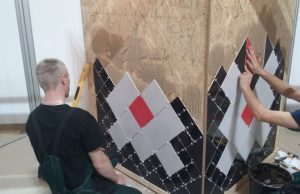 Plytelių klojėjo konkurso akimirka.