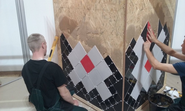 Plytelių klojėjo konkurso akimirka.