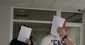 Teismo koridoriuje kaltinamieji slėpė veidus. L.Dūdaitės nuotr.