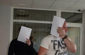 Teismo koridoriuje kaltinamieji slėpė veidus. L.Dūdaitės nuotr.