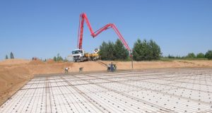 Pernai vasarą nekokybiškai išlietas teniso kortų betono pagrindas sustabdė darbus. L.Dūdaitės nuotr.