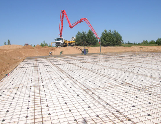 Pernai vasarą nekokybiškai išlietas teniso kortų betono pagrindas sustabdė darbus. L.Dūdaitės nuotr.