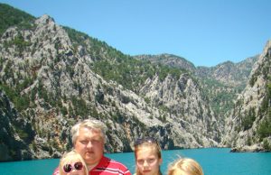 Verslininko atostogos – politinio konflikto pasienyje Atostogaudamas Turkijoje verslininkas I.Tarvydis su dukromis Viktorija (iš kairės)