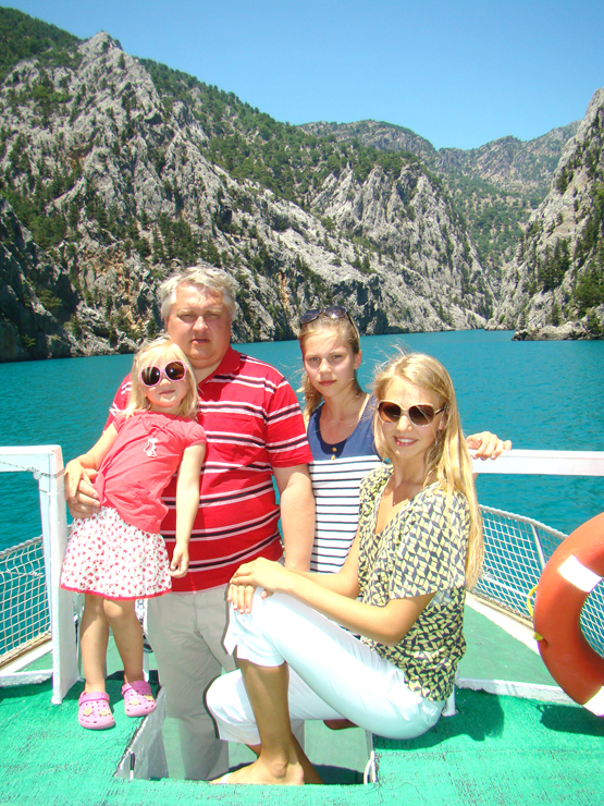 Atostogaudamas Turkijoje verslininkas I.Tarvydis su dukromis Viktorija (iš kairės)