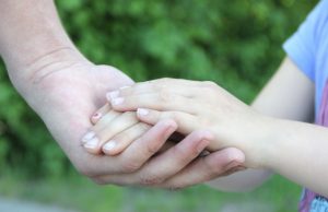 Įsikibus į tėčio ranką eiti per gyvenimą saugiau. N.Byčkovskio nuotr.