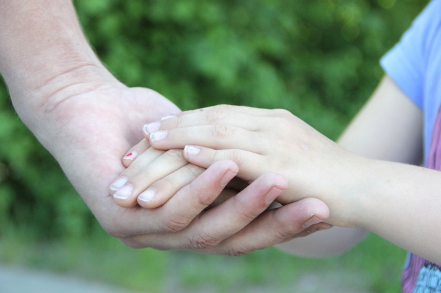 Įsikibus į tėčio ranką eiti per gyvenimą saugiau. N.Byčkovskio nuotr. Įsikibus į tėčio ranką eiti per gyvenimą saugiau. N.Byčkovskio nuotr.