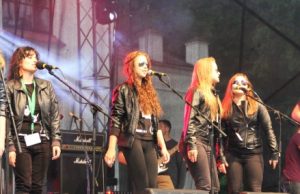 Festivalyje susirinkę žmonės pirmąkart išgirto specialiai šiam festivaliui suburtos rokiškėnų grupės „Rock&Kiss" dainas. N.Byčkovskio nuotr.