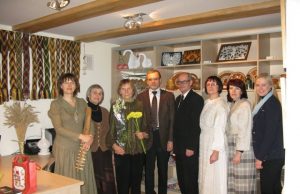 Bronislavos Kurklietienės pintinių juostų parodos atidaryme dalyvavo kūrėjos giminės